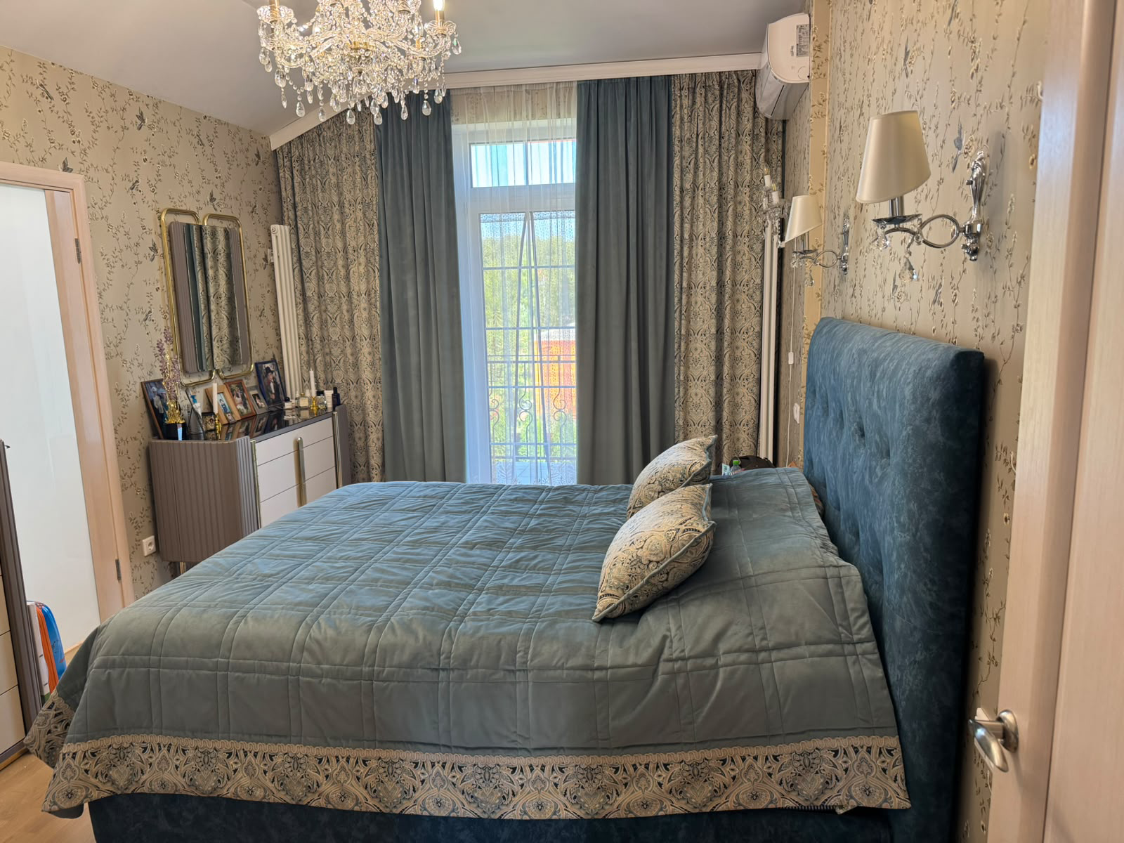 Классические шторы и покрывало на кровать